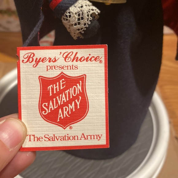 Byers’ Choice Ltd. Woman Bell Ringer With Kettle. - Picture 8 of 17